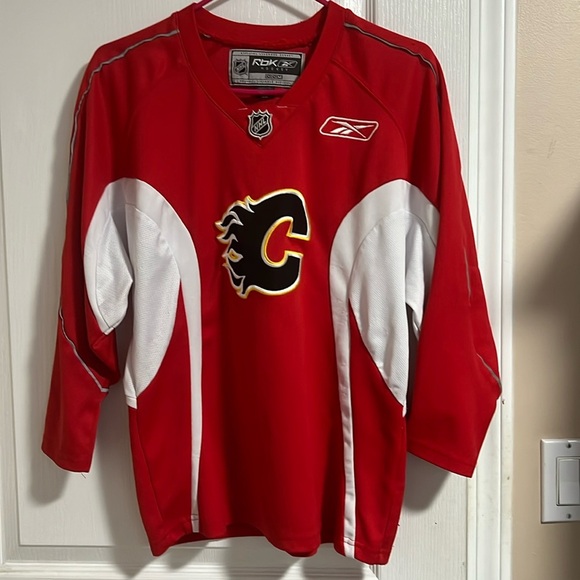 CALGARY FLAMES HOCKEY JERSEY - Picture 1 of 7